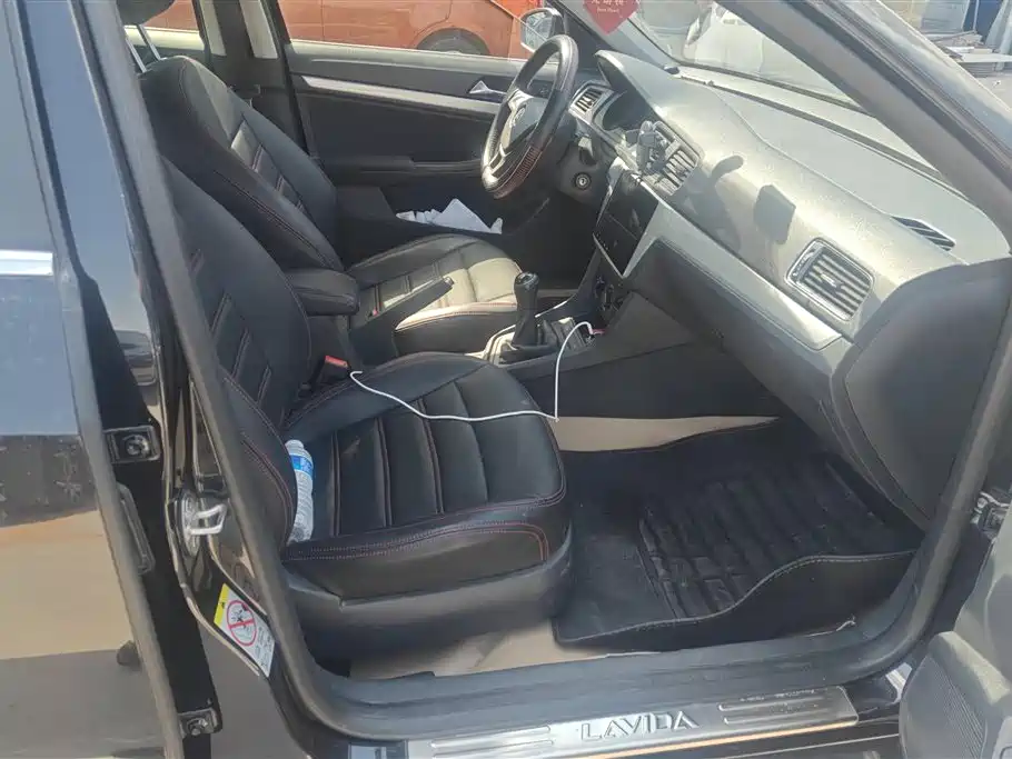 Volkswagen Lavida 2015 1.6L Manual Trend Edition фото 8