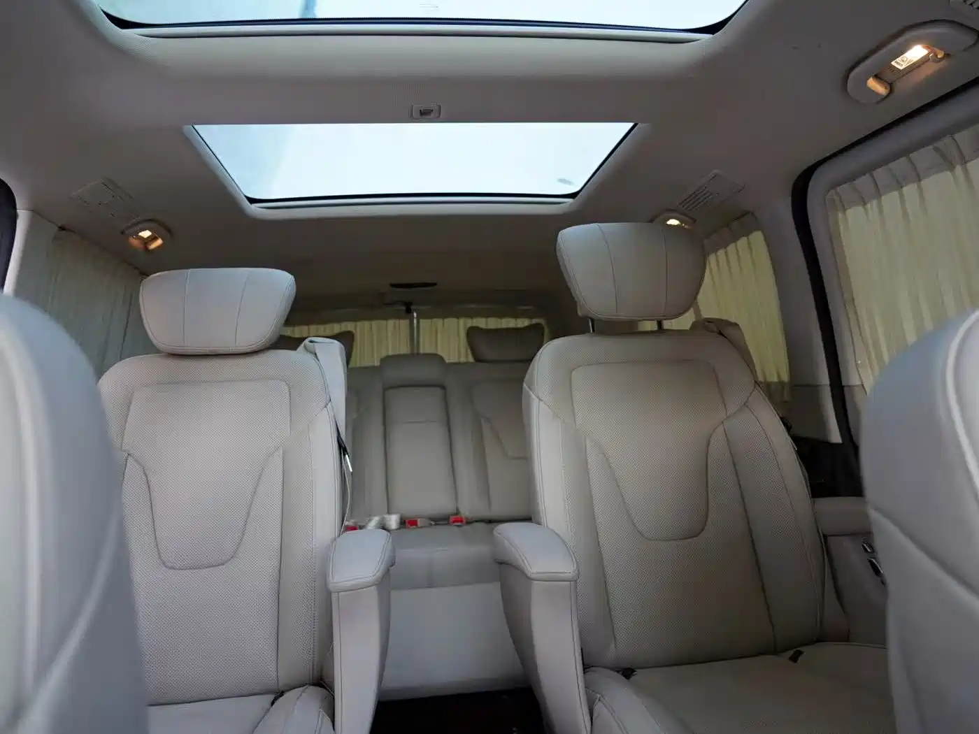 Mercedes-Benz V-Class 2017 Model V 260 L Premium Extended Edition фото 5