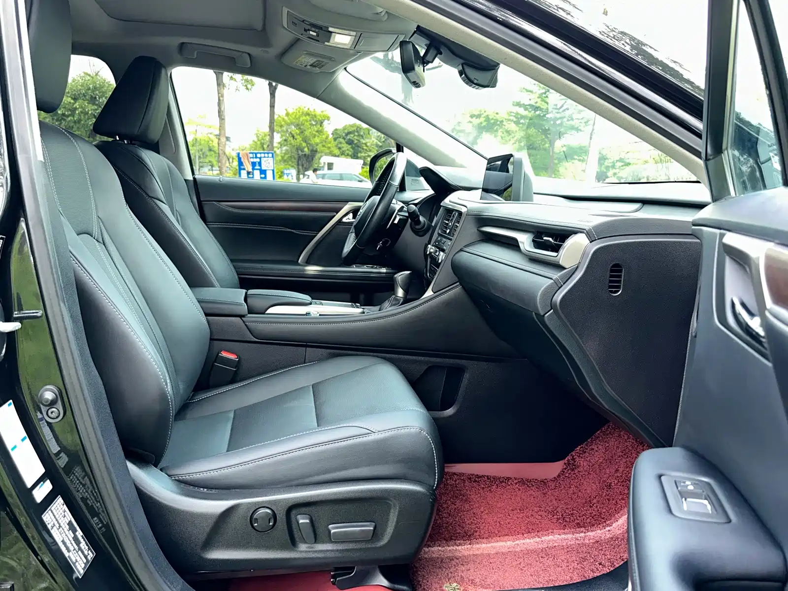 Фото 11 - Lexus RX