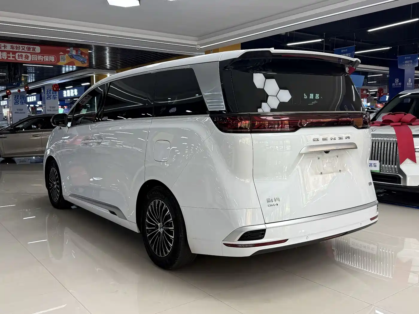 Denza D9 2022 DM-i 1040 Premium фото 18