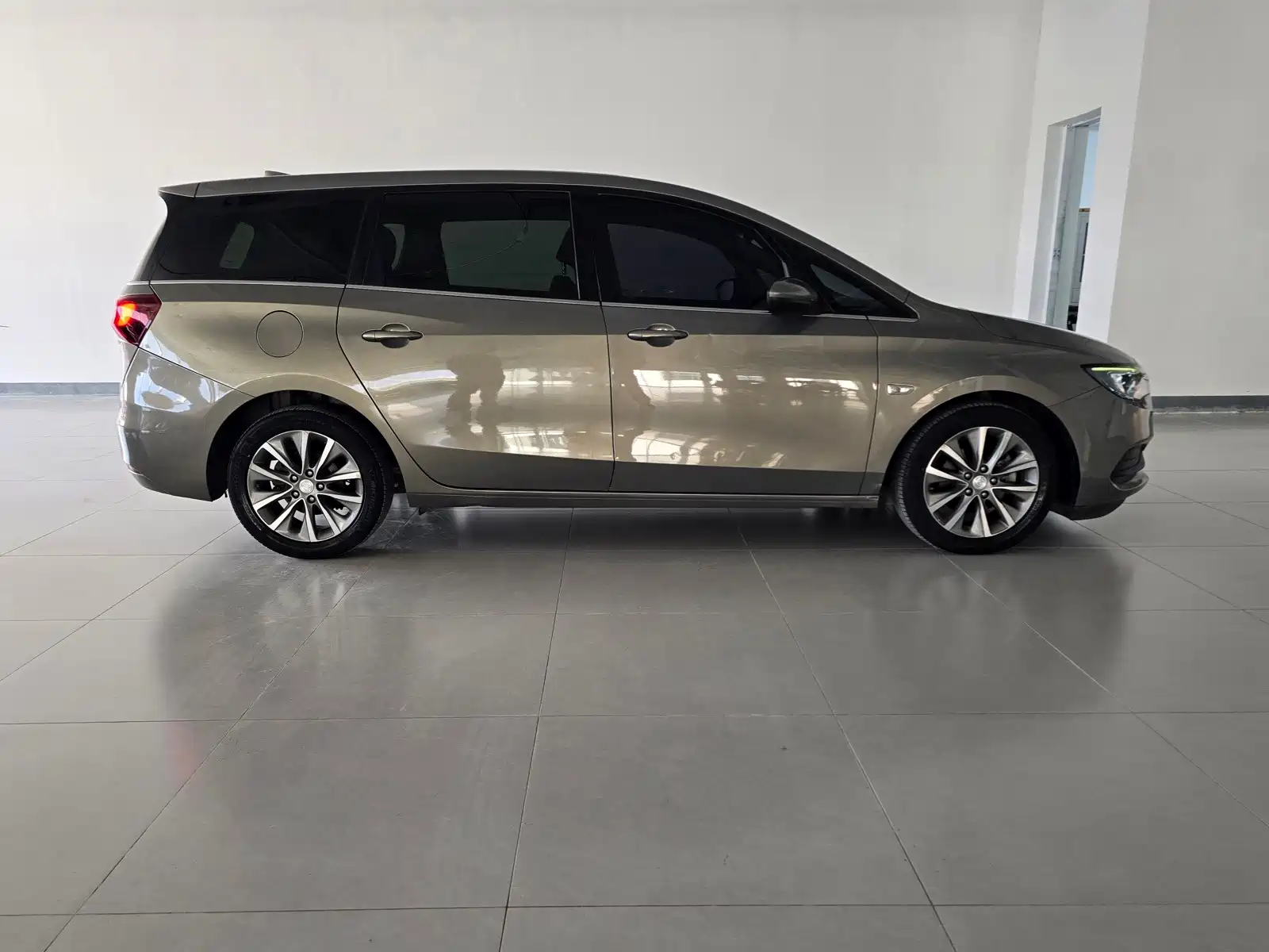 Photo 7 - Buick GL6