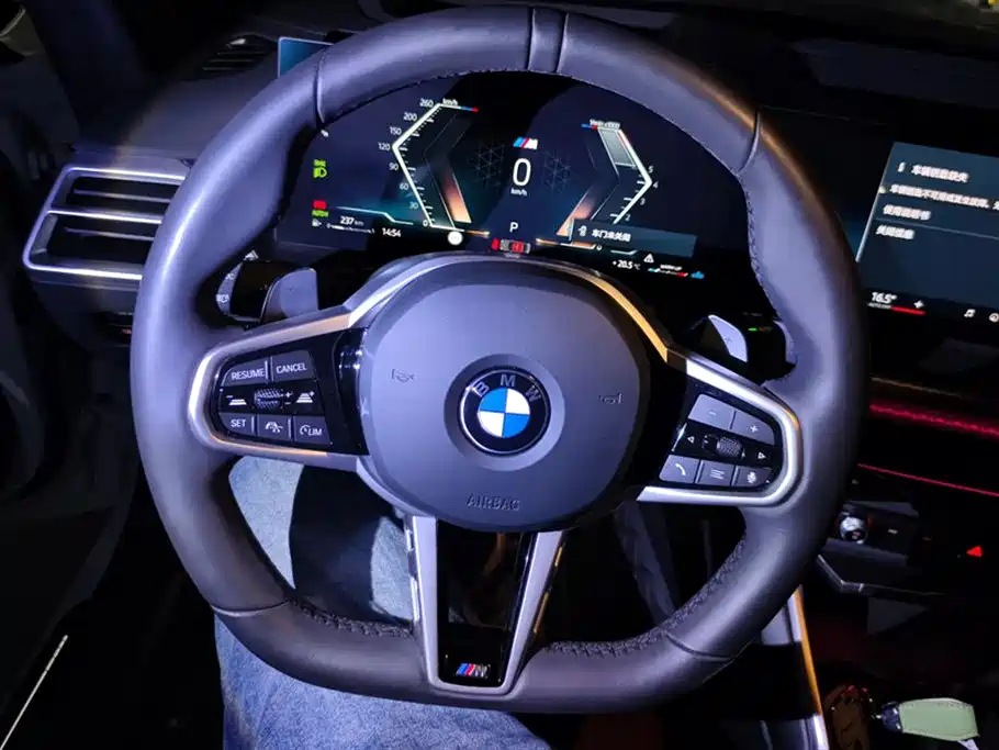 BMW 3 Series 2025 330i M Sport Night Edition фото 15