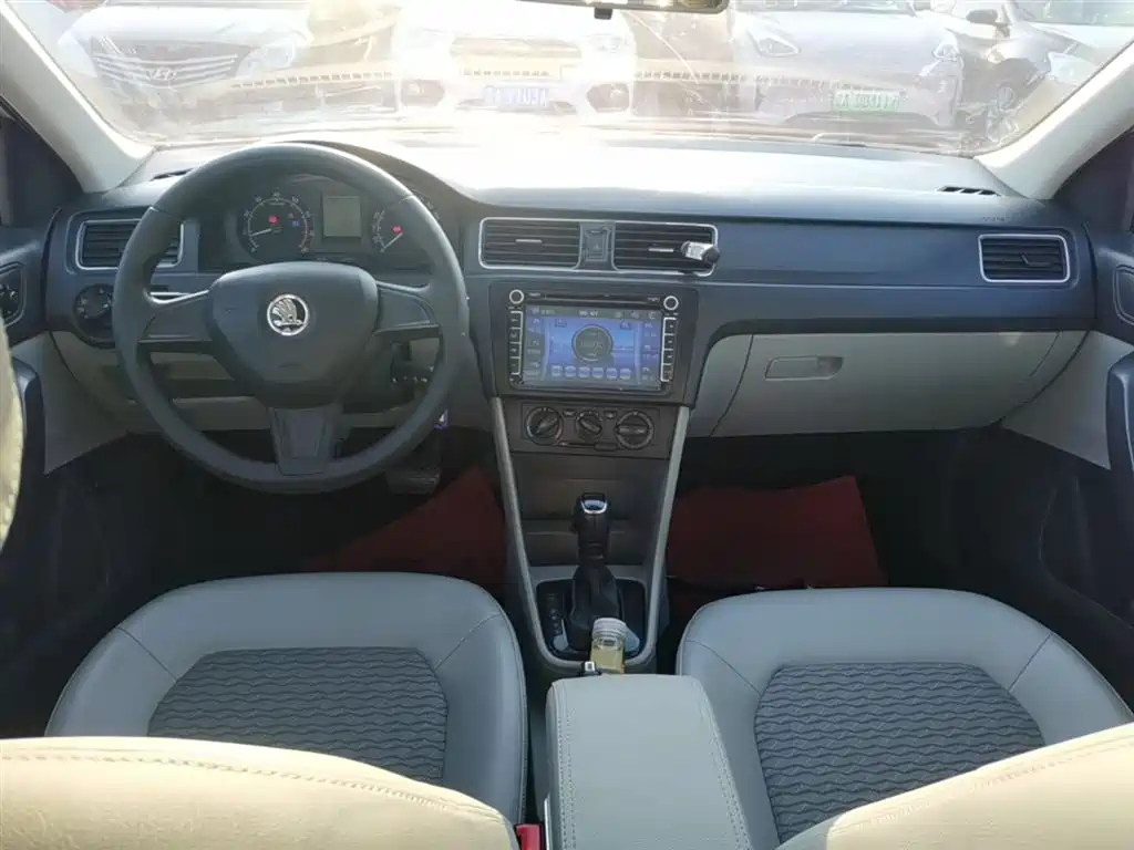 Škoda Rapid 2015 1.6L Automatic Smart Selection фото 10