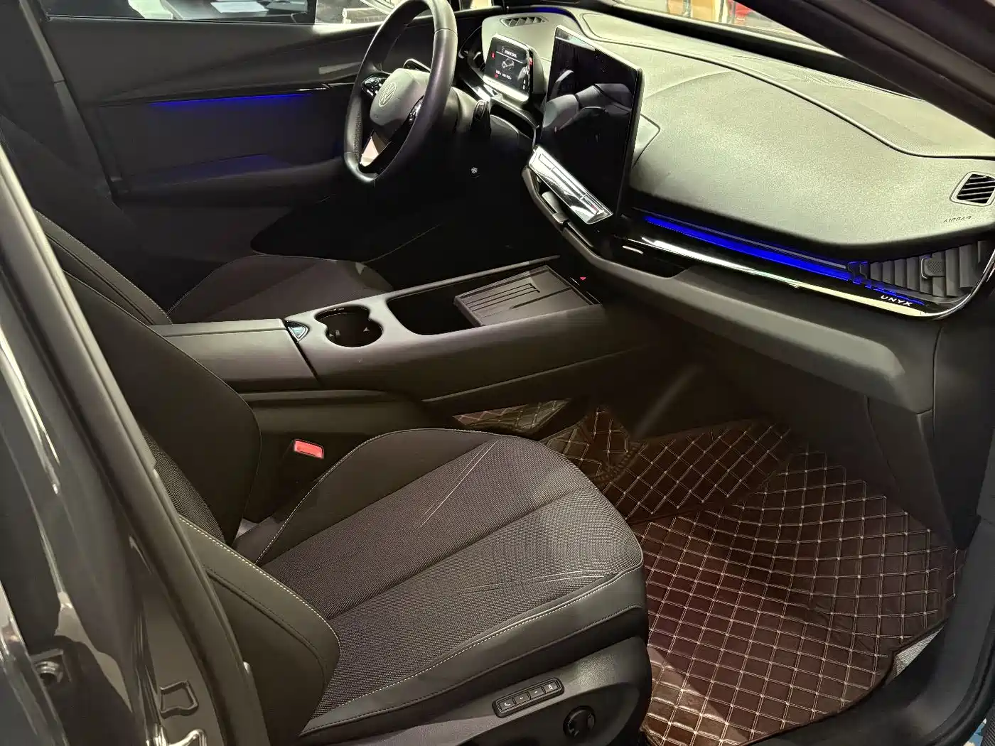 VOLKSWAGEN WITH THE CROWD 06