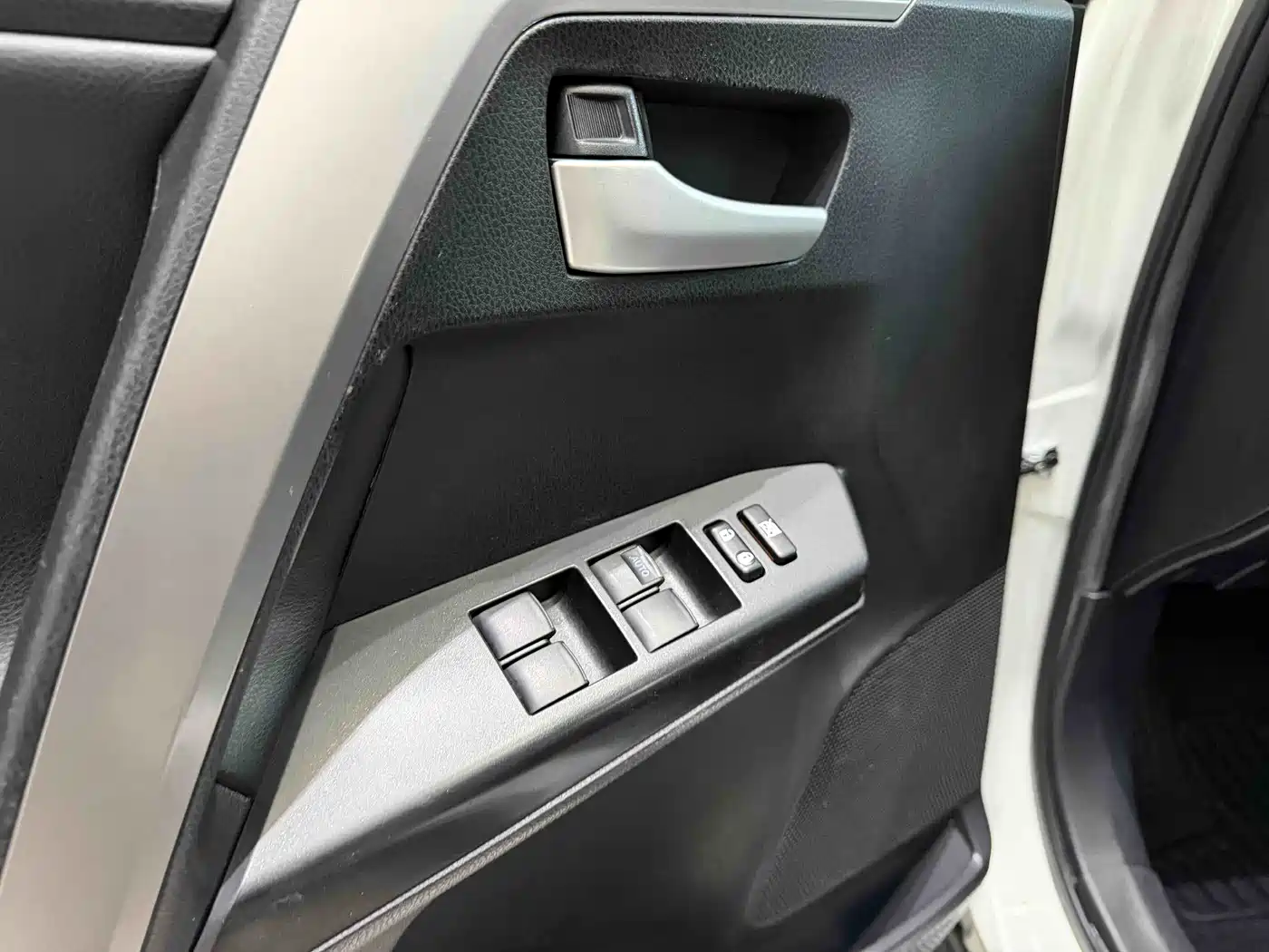 Toyota RAV4 Rongfang 2016 2.0L CVT 2WD Comfort (China V) фото 11