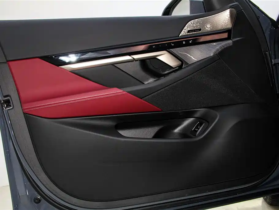 BMW 5 Series 2025 530Li Leading M Sport Package фото 17