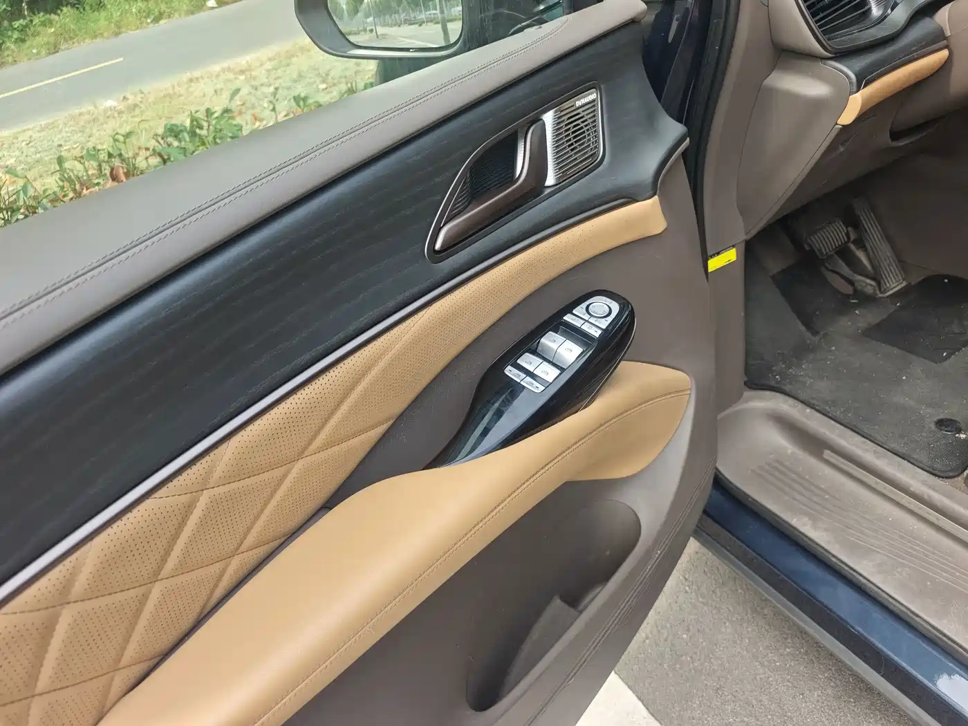 Denza D9 2023 2022 EV 600 4WD Prestige Model