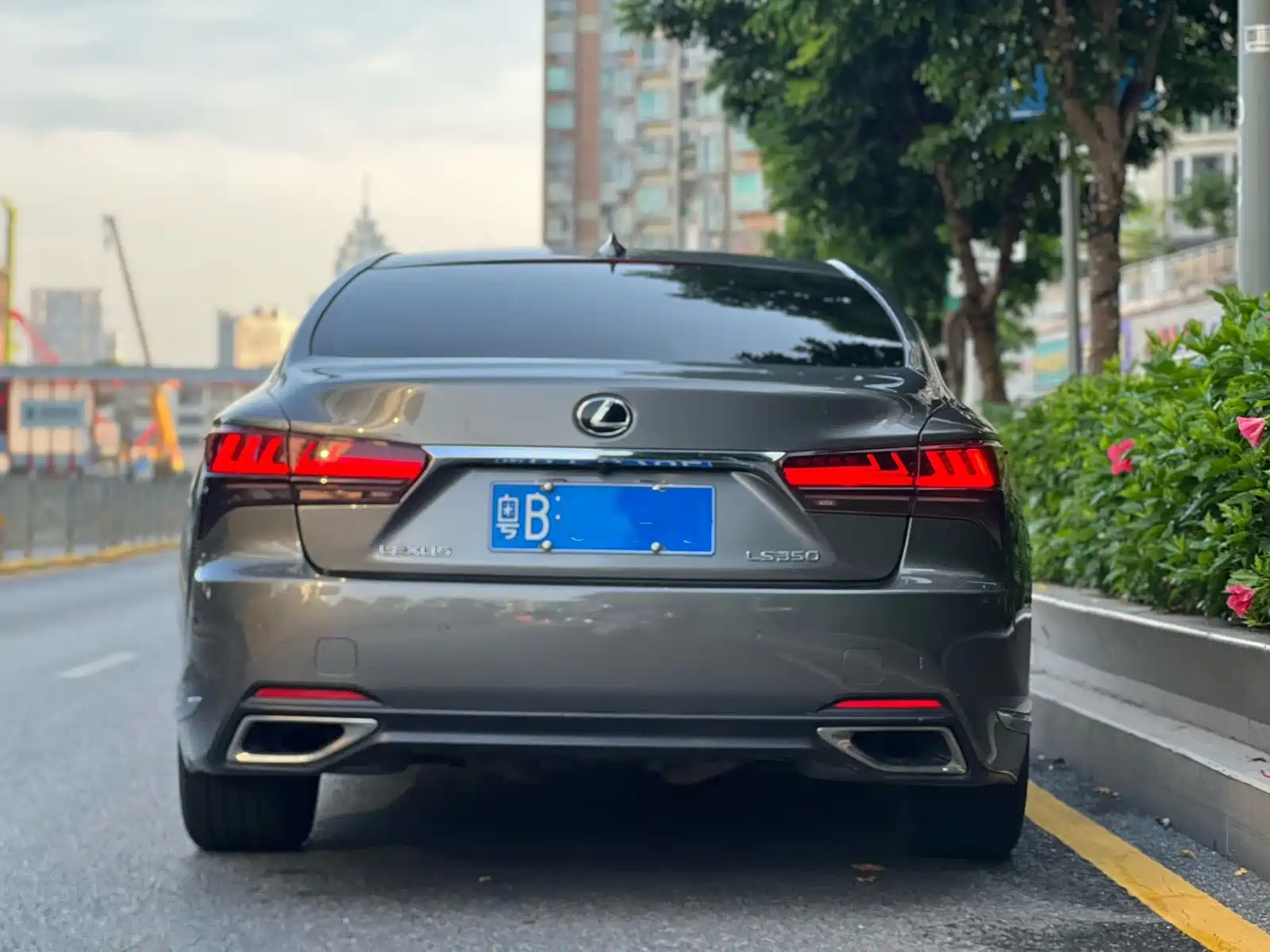 Фото 9 - Lexus LS