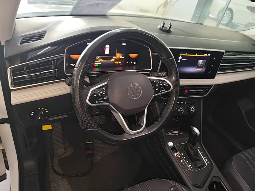 Photo 10 - Volkswagen Tiguan L