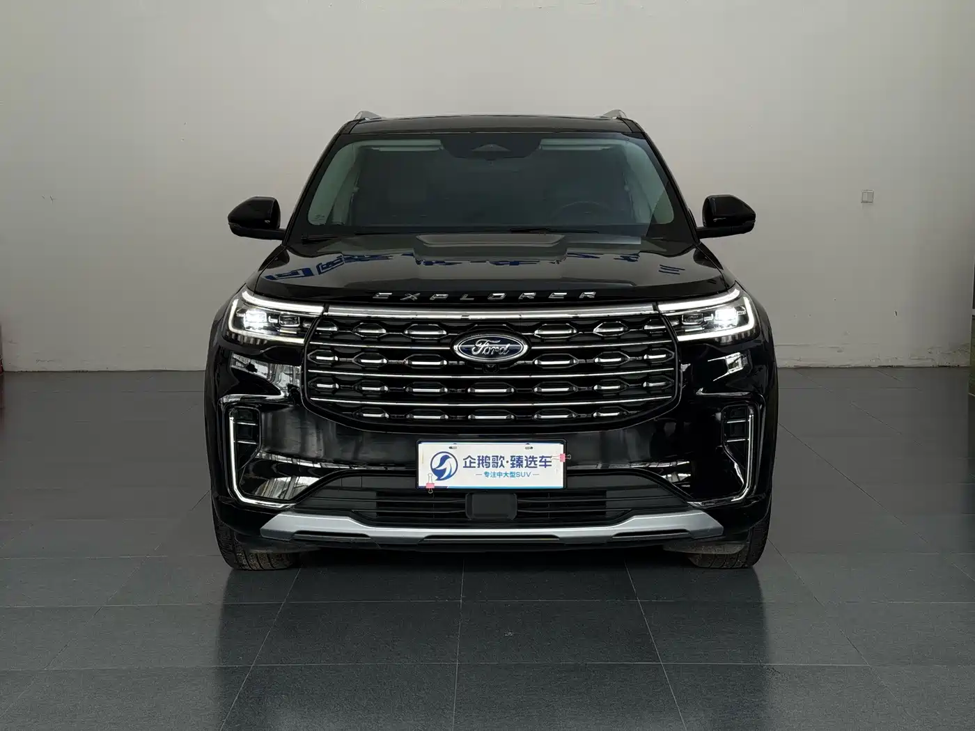 Photo 2 - Ford Explorer