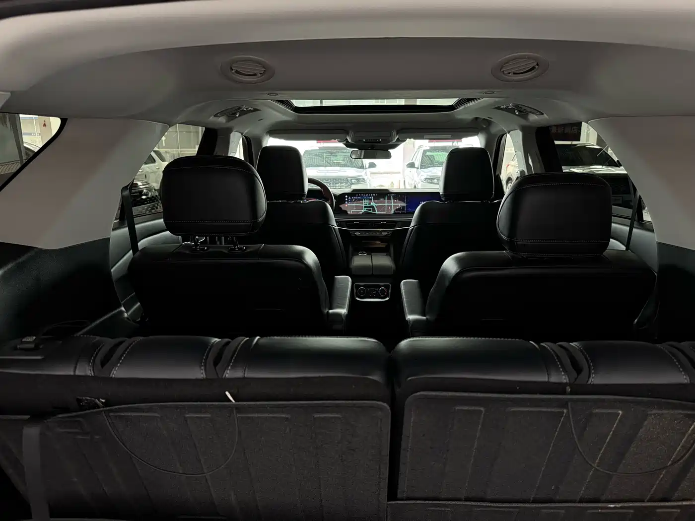 Photo 20 - Ford Explorer