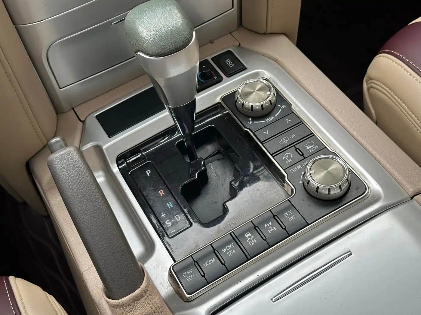 Toyota Land Cruiser 2012 4.6L Automatic VX-R фото 18