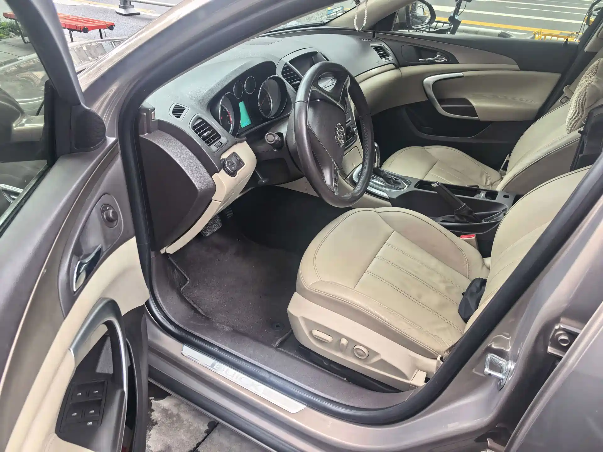 Photo 8 - Buick Regal