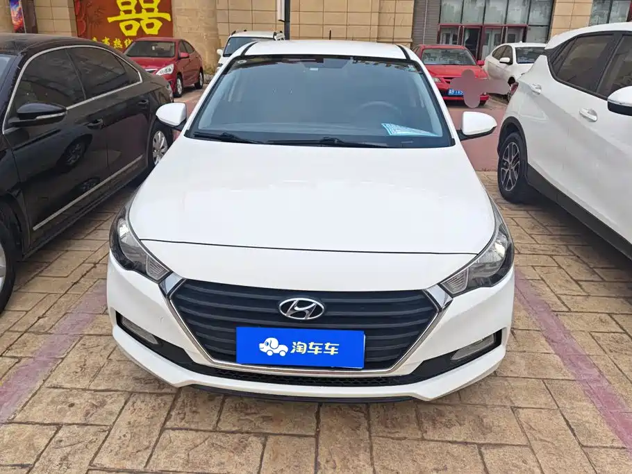 Photo 2 - Hyundai Verna