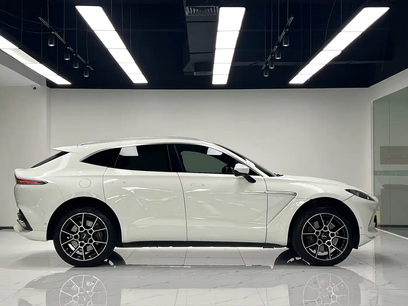 Aston Martin DBX 2021 4.0T V8 Flawless Flame фото 7