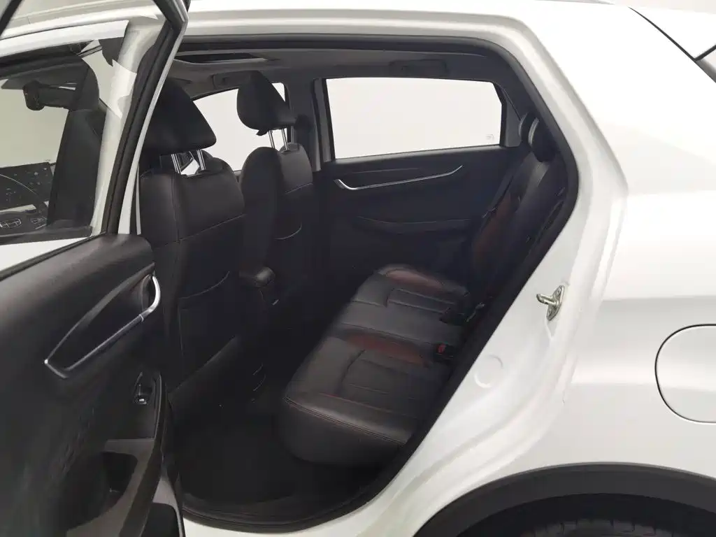 Фото 15 - Geely Vision X3