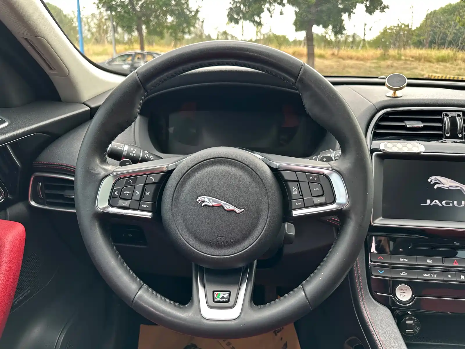 Фото 17 - Jaguar F-PACE