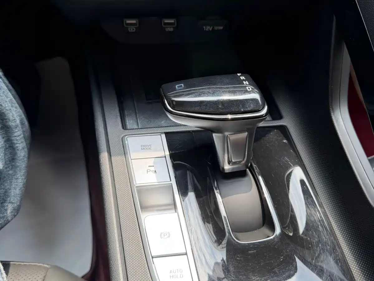 Hyundai Elantra 2022 1.5L CVT LUX Premium Edition фото 23