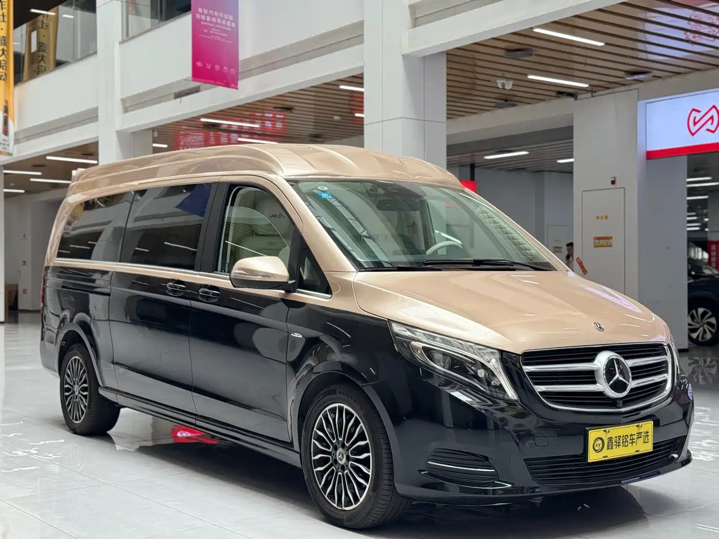 Mercedes-Benz V-Class 2018 V 260 L Premium Long Wheelbase Edition China VI фото 3