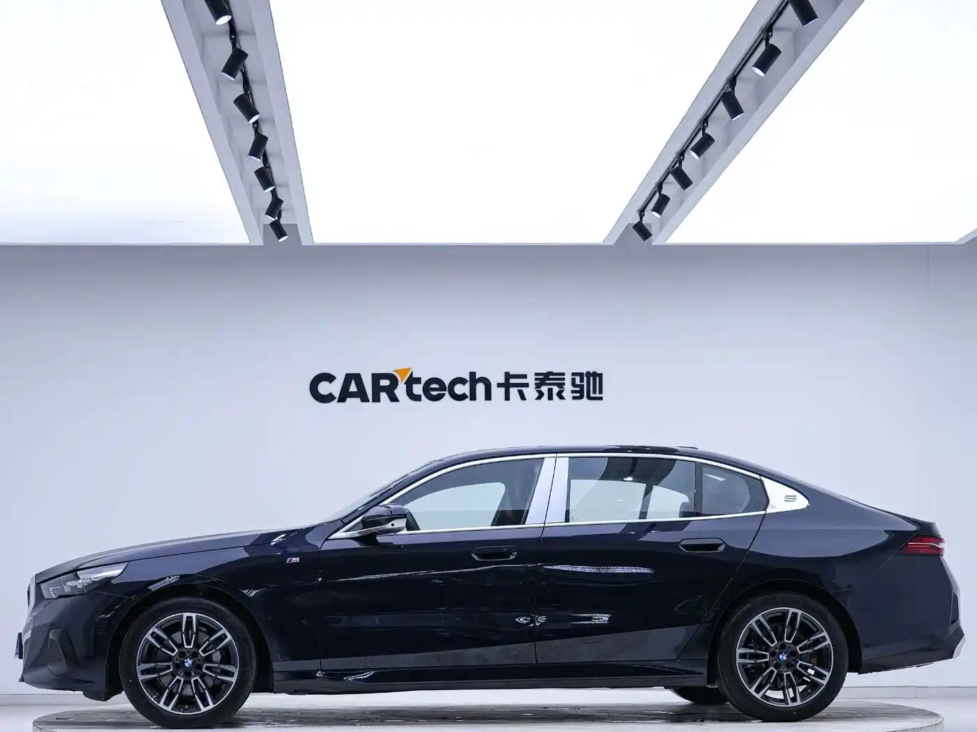 BMW 5 Series 2025 530Li Leading M Sport Package фото 2