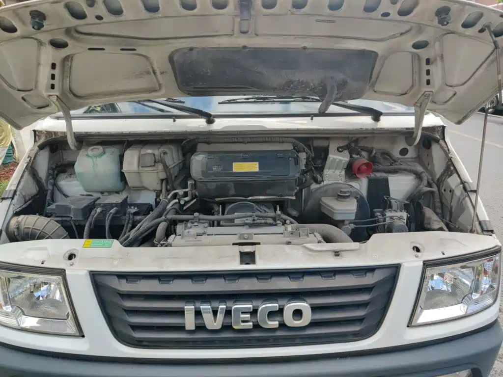 Iveco Daily 2020 2020 Model 2.5T A35 Bus Dual-Tire Medium Roof 5-9 Seats with Side Sliding Door China V