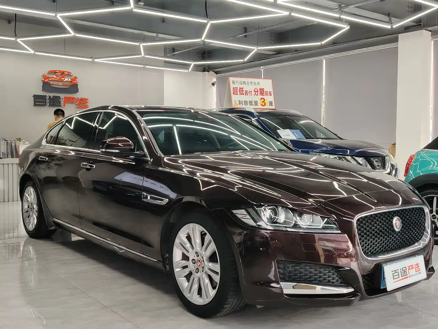 Photo 3 - Jaguar XFL