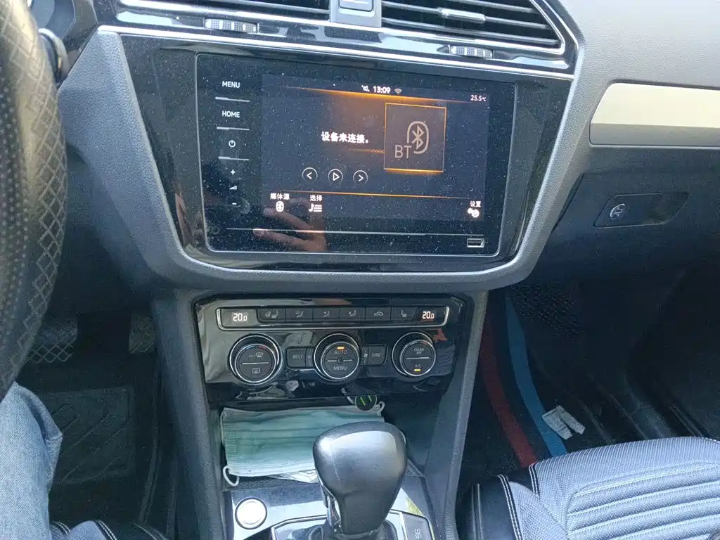 Photo 9 - Volkswagen Tiguan L