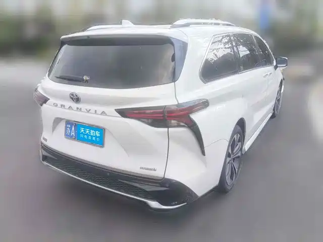 Toyota Granvia 2023 2.5L Hybrid Flagship VIP Edition — фото 2