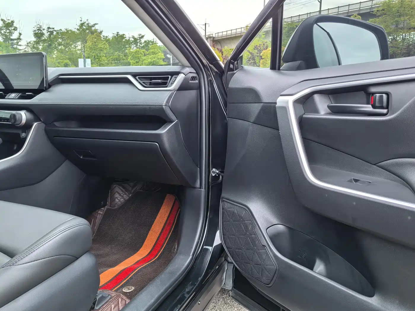 Toyota Wildlander 2023 2.0L CVT FWD LE фото 13