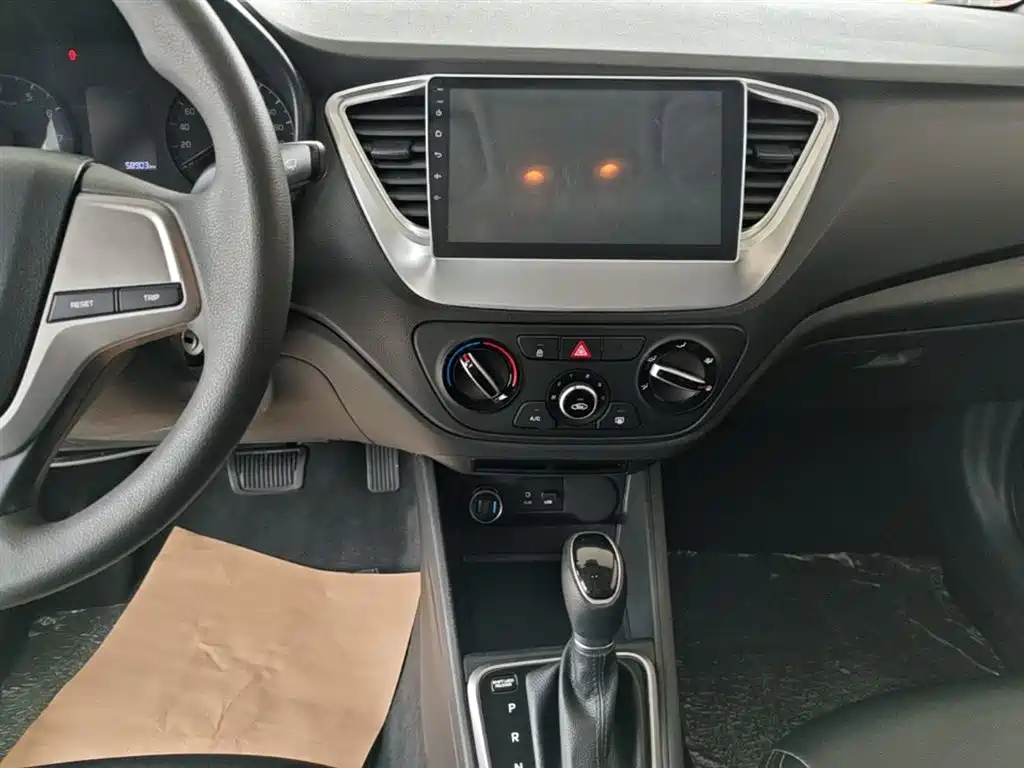 Hyundai Verna 2016 1.4L Automatic Cool Edition GLS фото 13