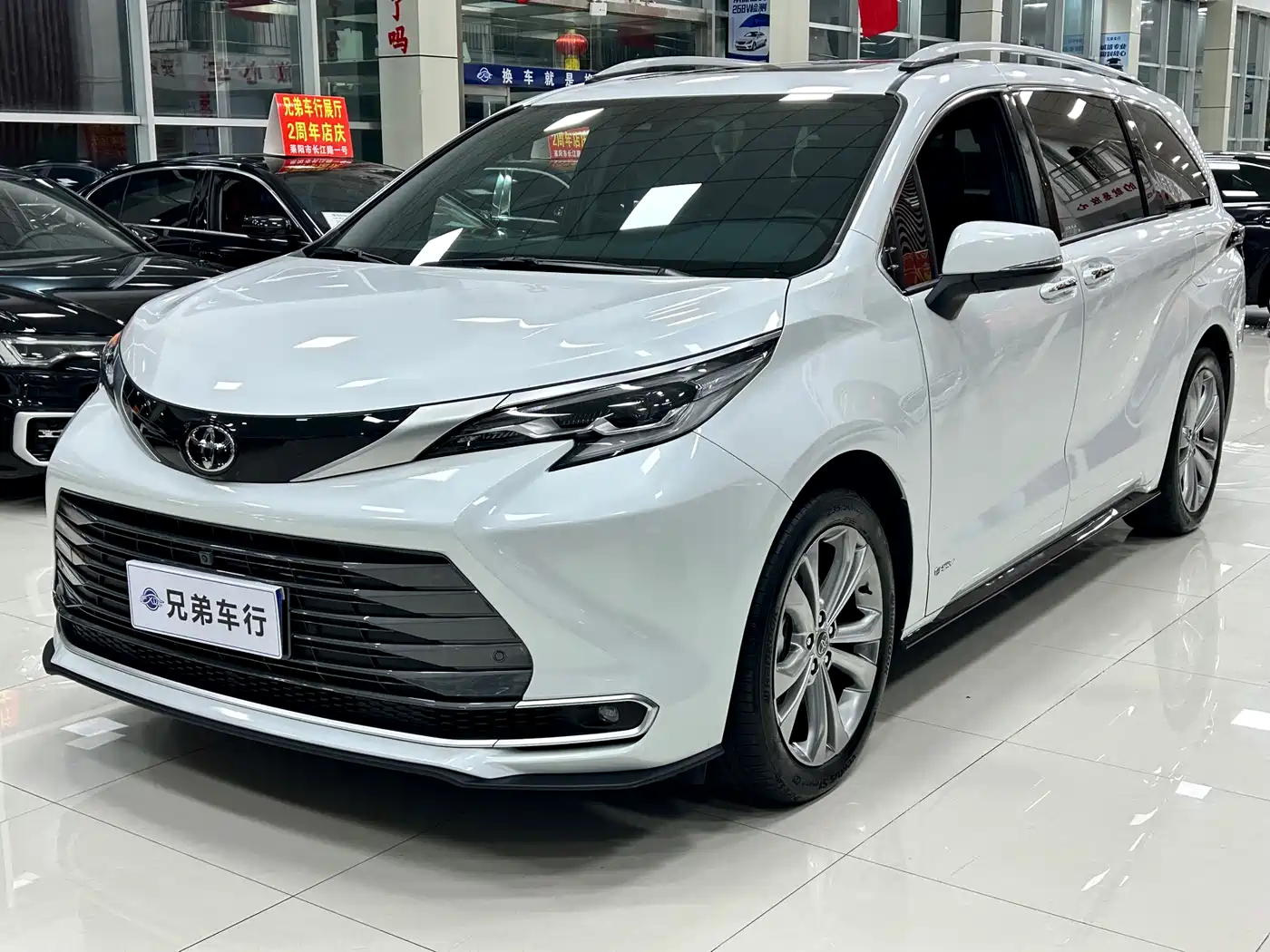 Toyota Sienna 2024 2.5L Hybrid Ultimate Premium Edition фото 2