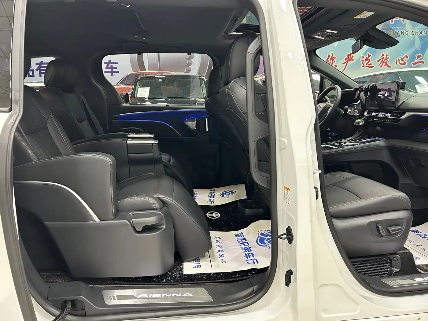 Toyota Sienna 2024 2.5L Hybrid Ultimate Premium Edition фото 11