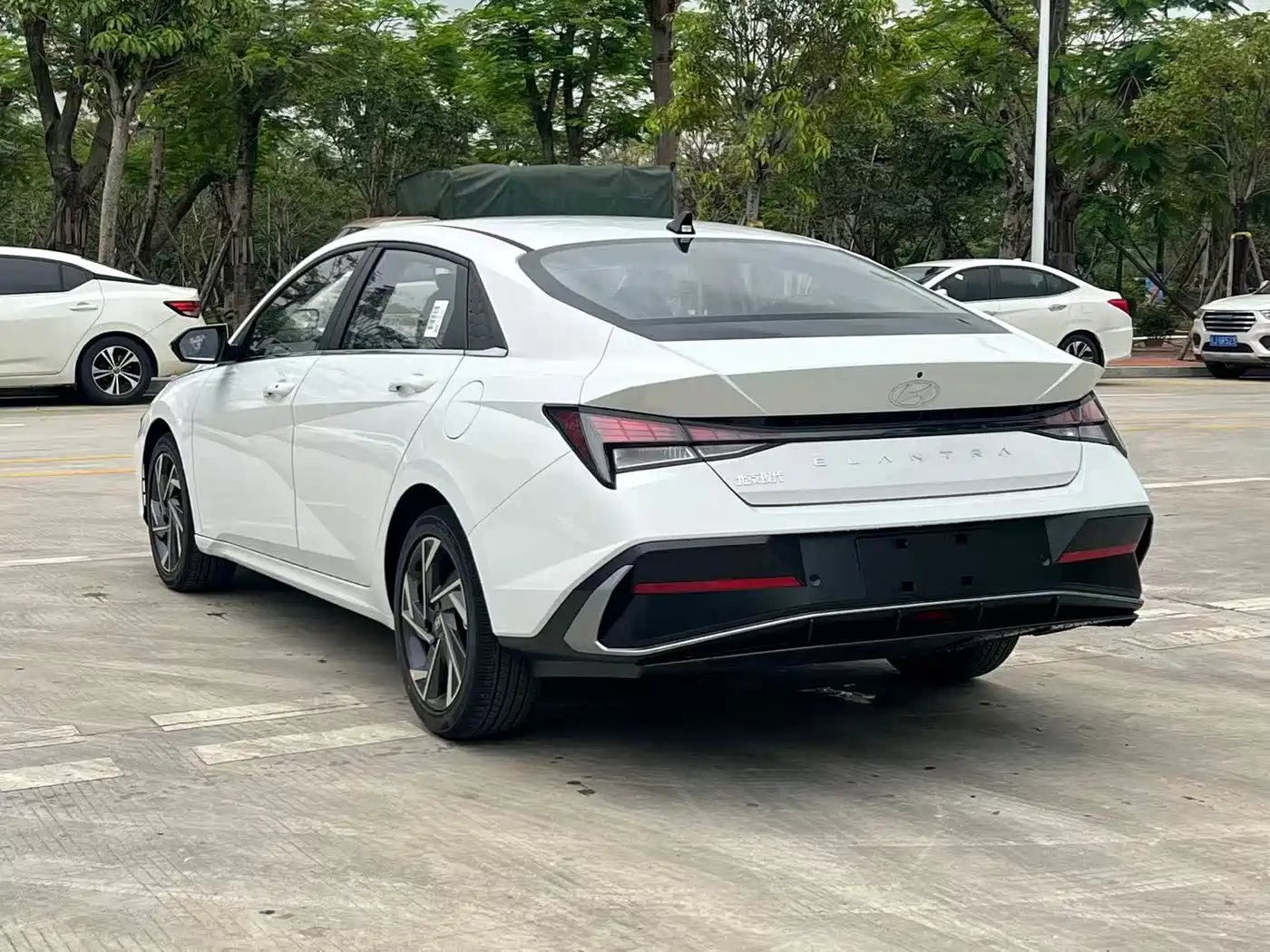 Hyundai Elantra 2023 1.5L CVT GLX Elite Edition фото 7