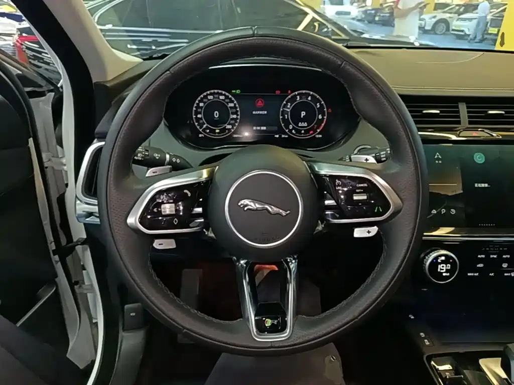 Фото 11 - Jaguar E-PACE