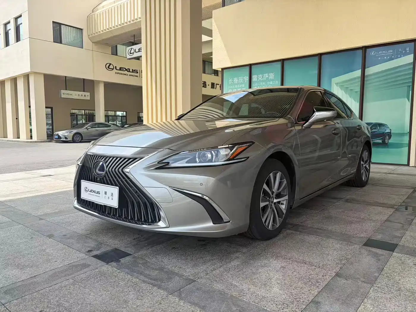 Фото 1 - Lexus ES