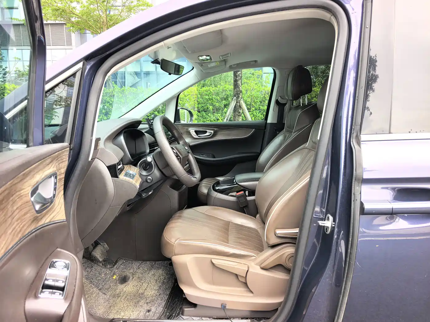 Roewe iMAX8 EV 2022 2022 Silver Edition