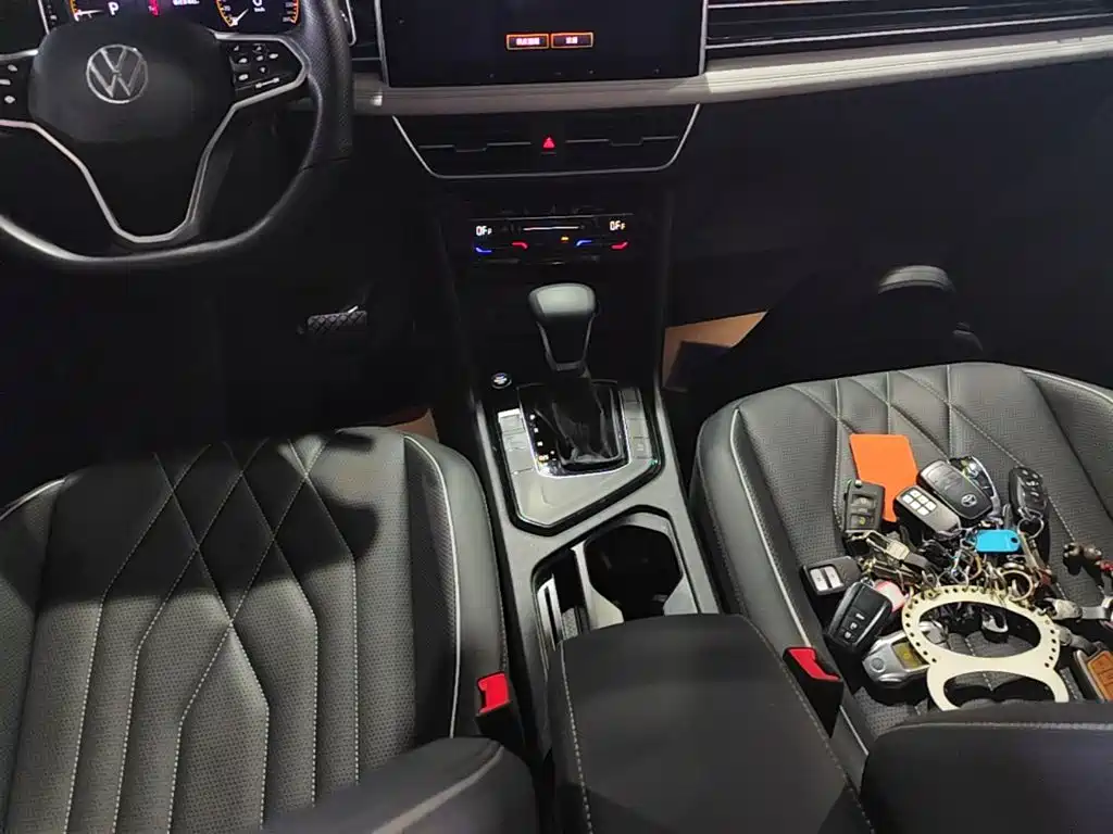 Photo 10 - Volkswagen Tiguan L