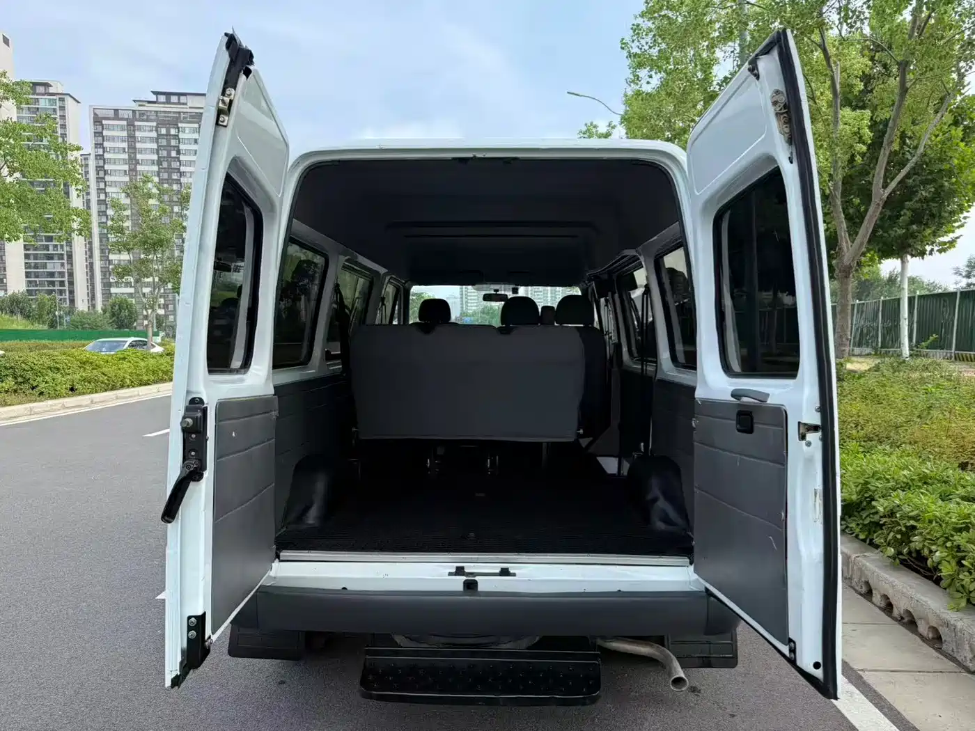Ford Classic Transit 2016 2016 Model 2.4L Gasoline Short Wheelbase 6-Seat Medium Roof Multi-Purpose Vehicle 4G64S4N