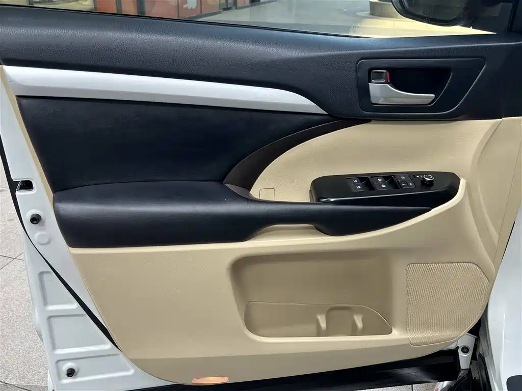 Toyota Highlander 2021 2.0T FWD Luxury 7-Seater фото 17
