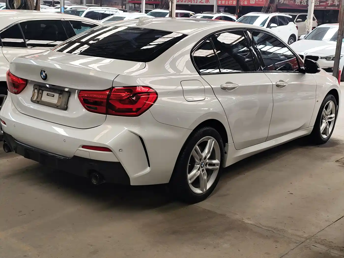 BMW 1 Series 2022 120i M Sport Shadow Edition фото 15