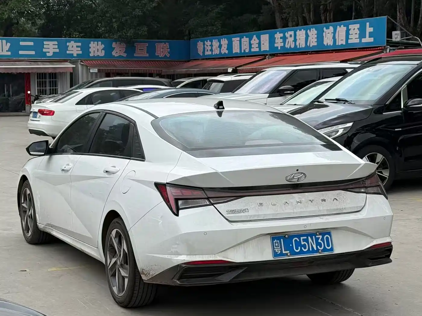Hyundai Elantra 2021 1.5L CVT LUX Premium Edition фото 7