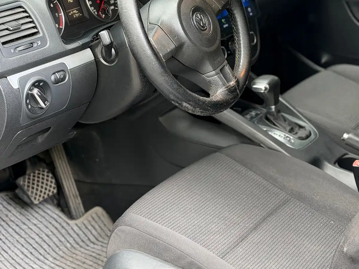 Volkswagen Sagitar 2011 1.6L Automatic Fashion фото 6