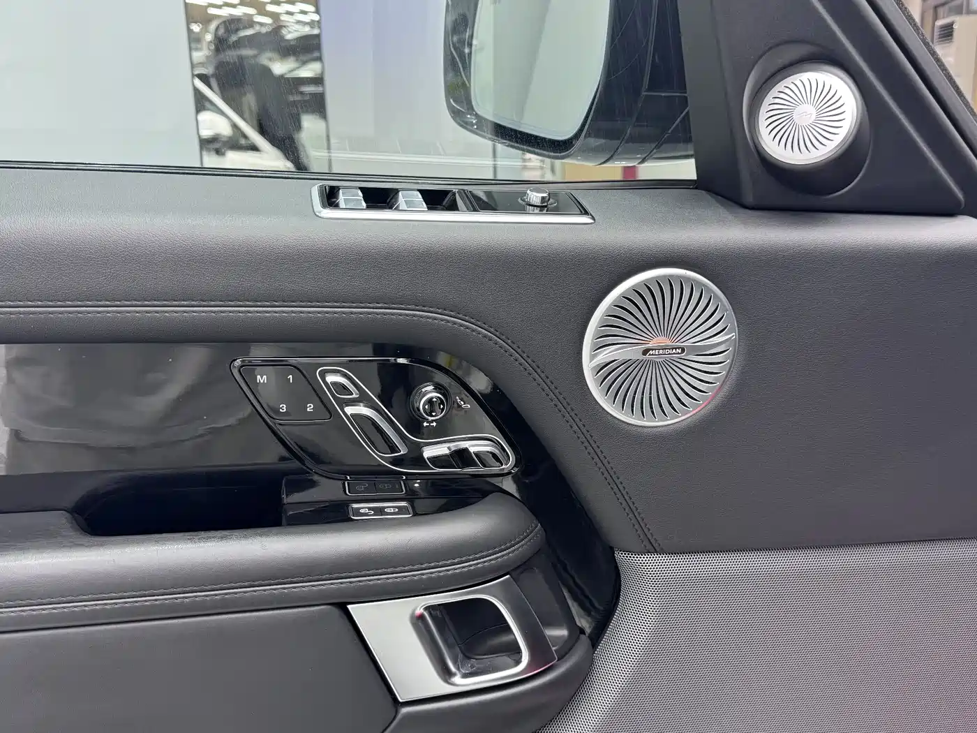 Land Rover Range Rover 2018 3.0 SC V6 Golden Age Edition фото 16
