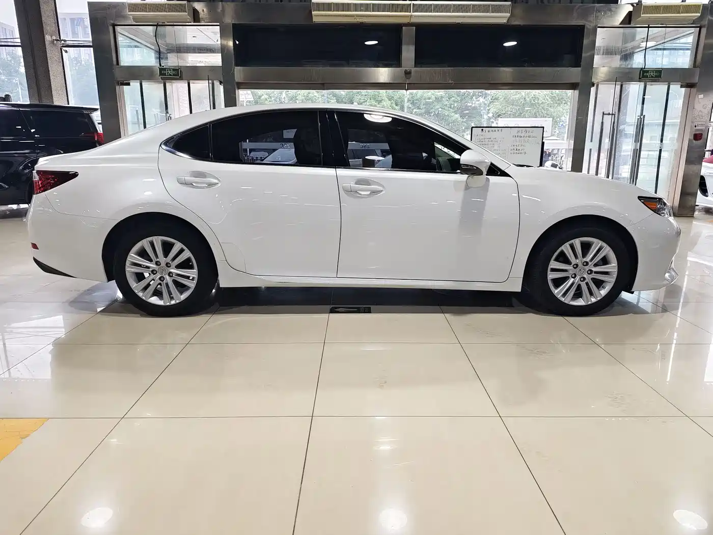 Фото 7 - Lexus ES