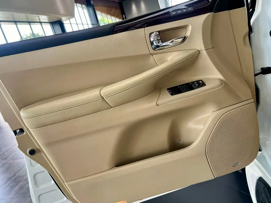 Фото 11 - Lexus LX