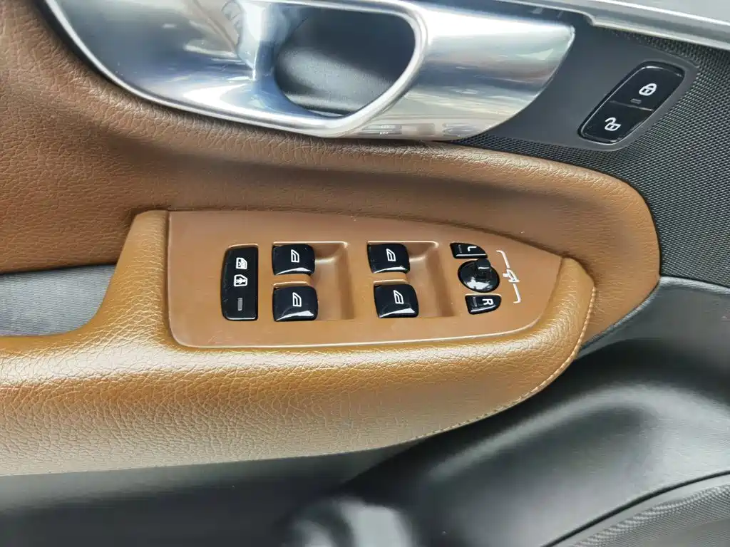 Фото 9 - Volvo XC90