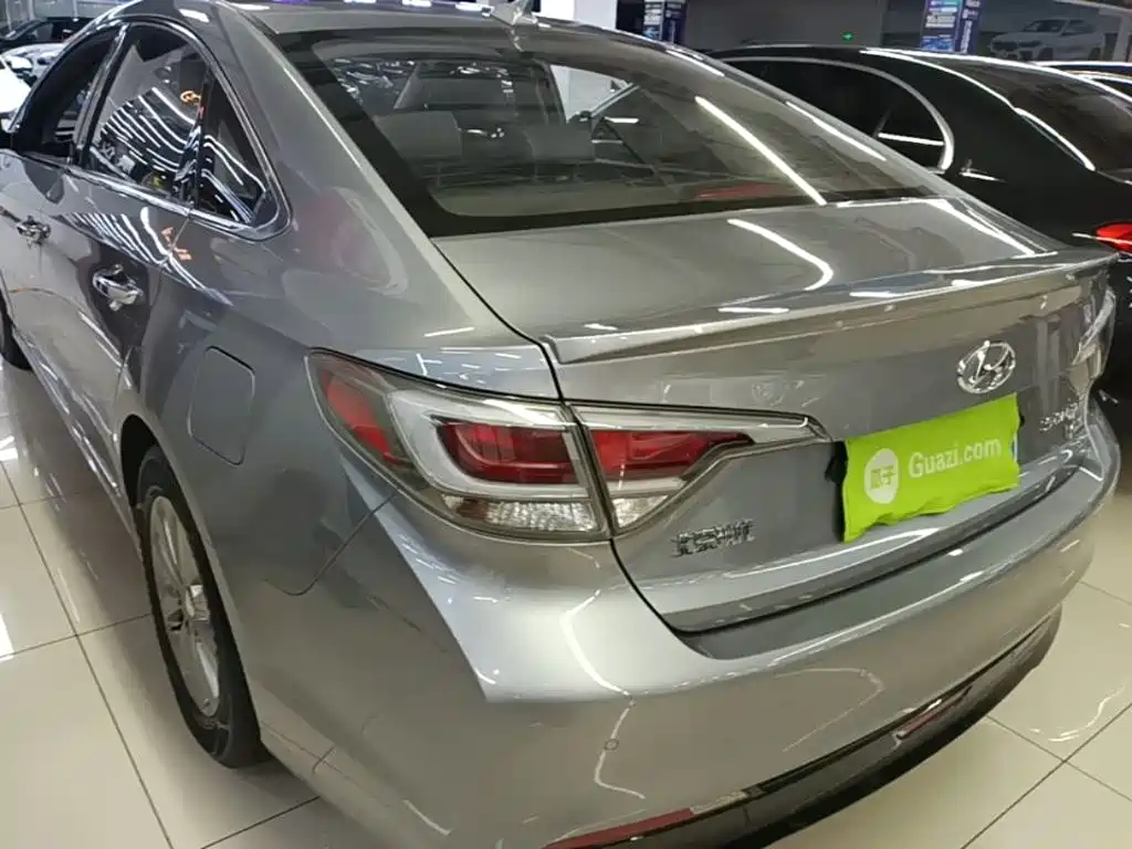 Photo 5 - Hyundai Sonata