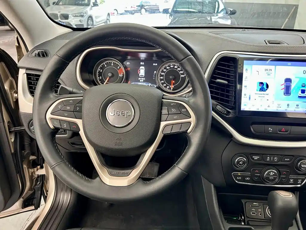صورة 14 - Jeep Cherokee