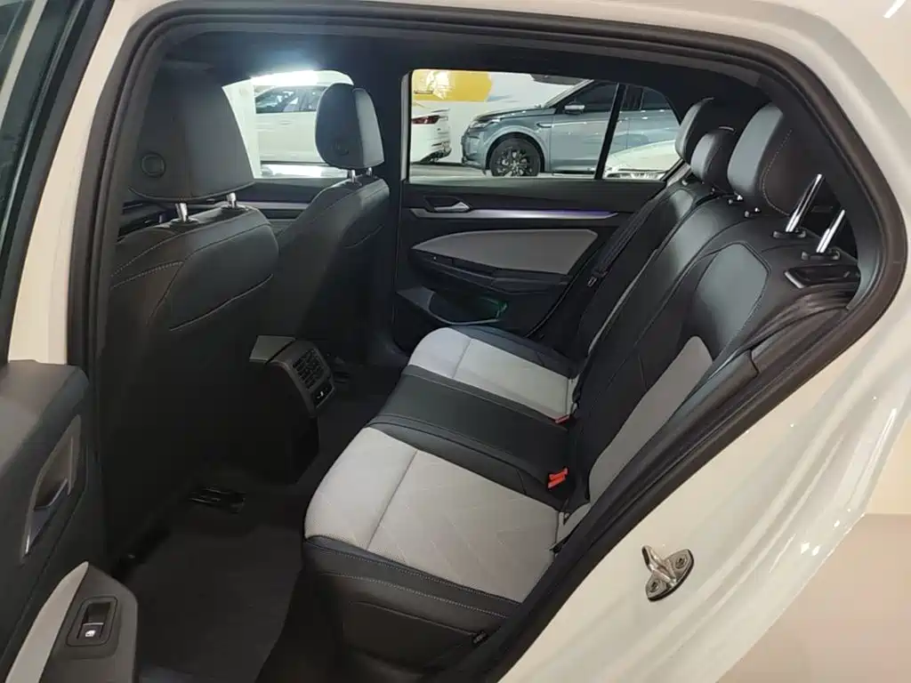 Volkswagen Golf 2025 2025 300TSI R-Line