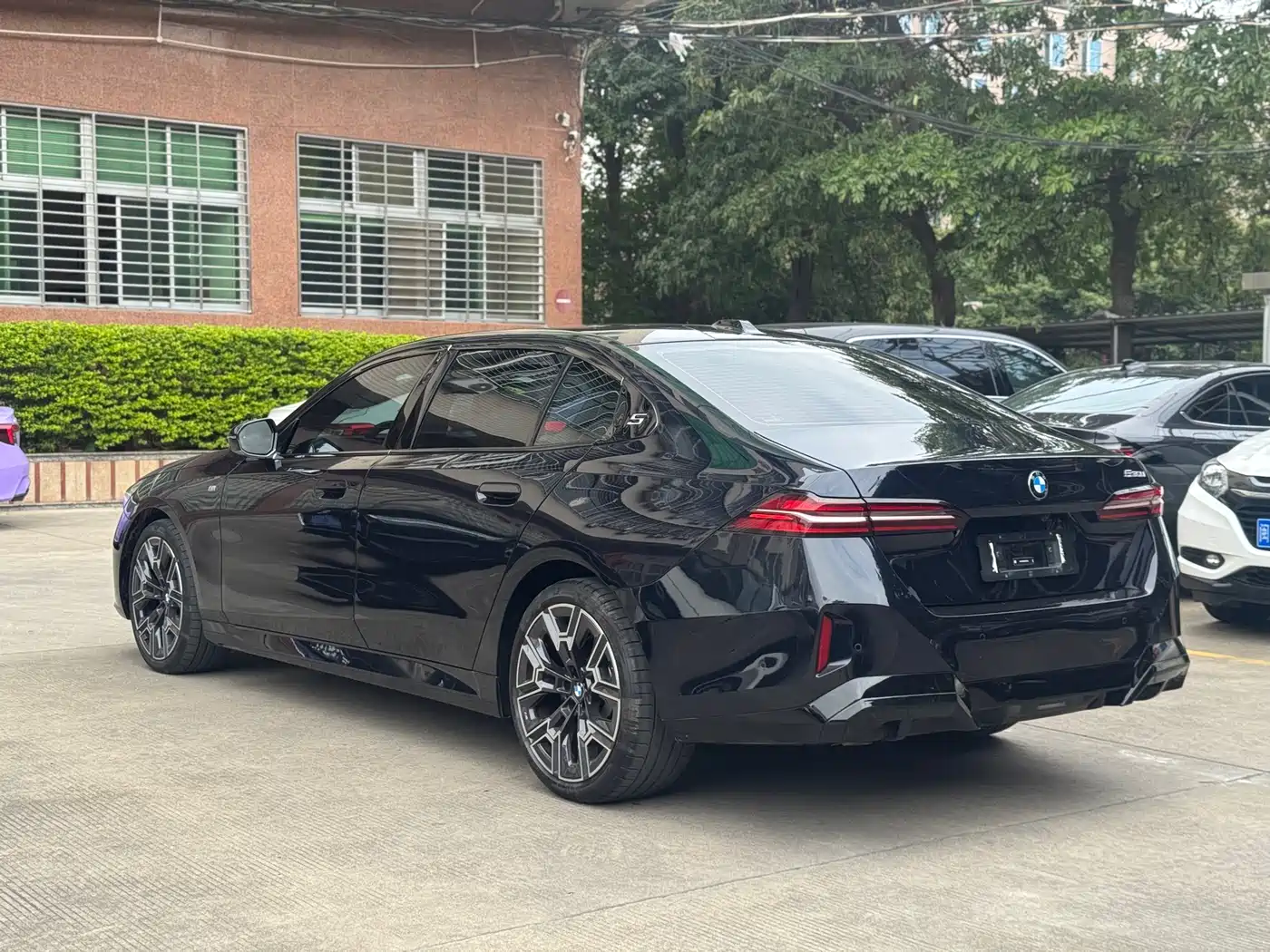 BMW 5 Series 2025 530Li Premium M Sport Package фото 3